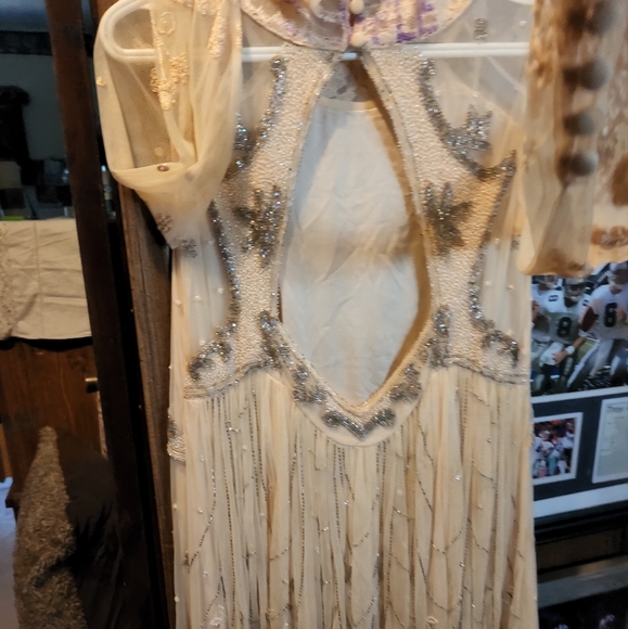 Beautiful hand beaded & lace w/open back dress. - Picture 17 of 17